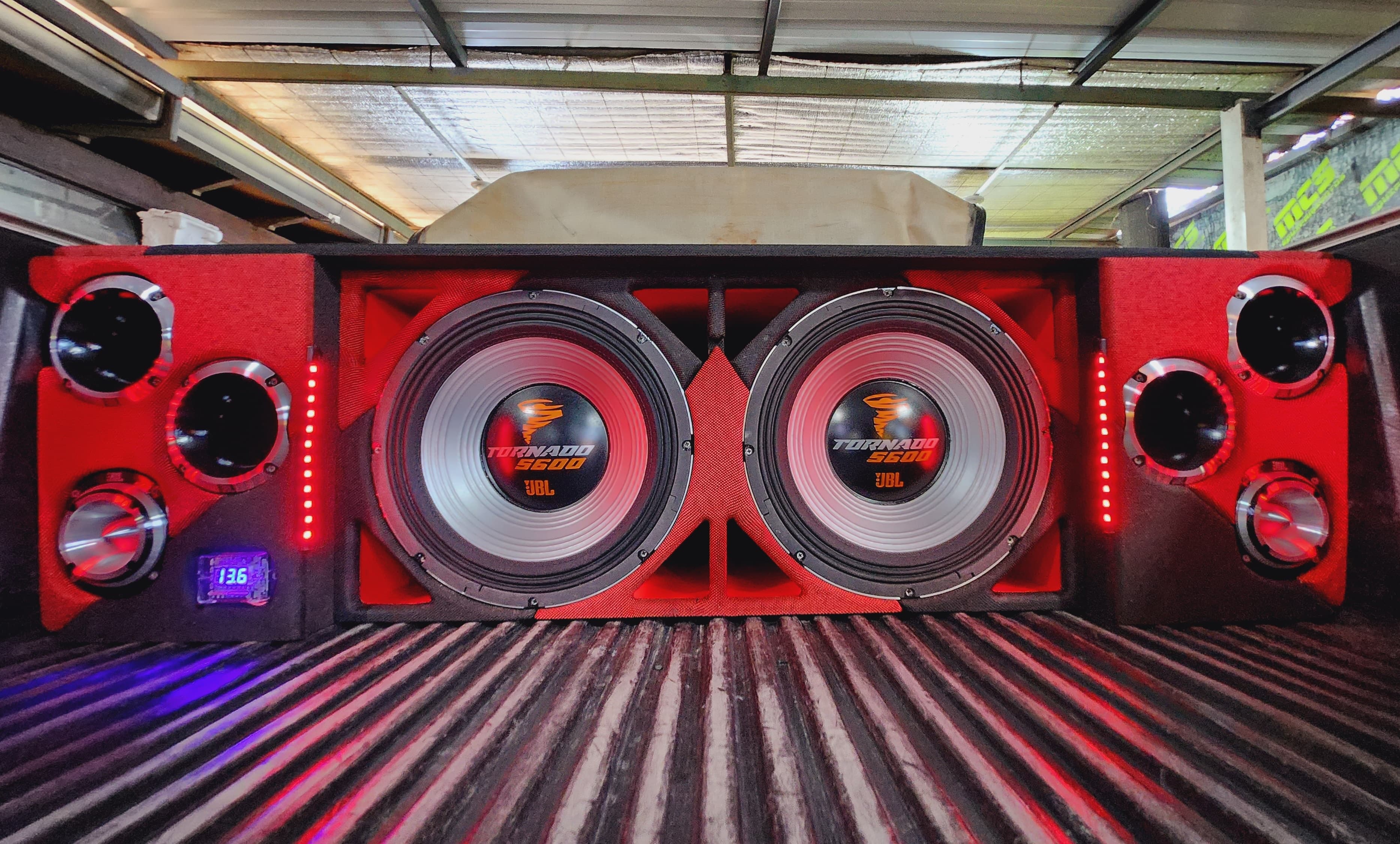 Equipo completo con subwoofer JBL TORNADO 5600W para PICK UP