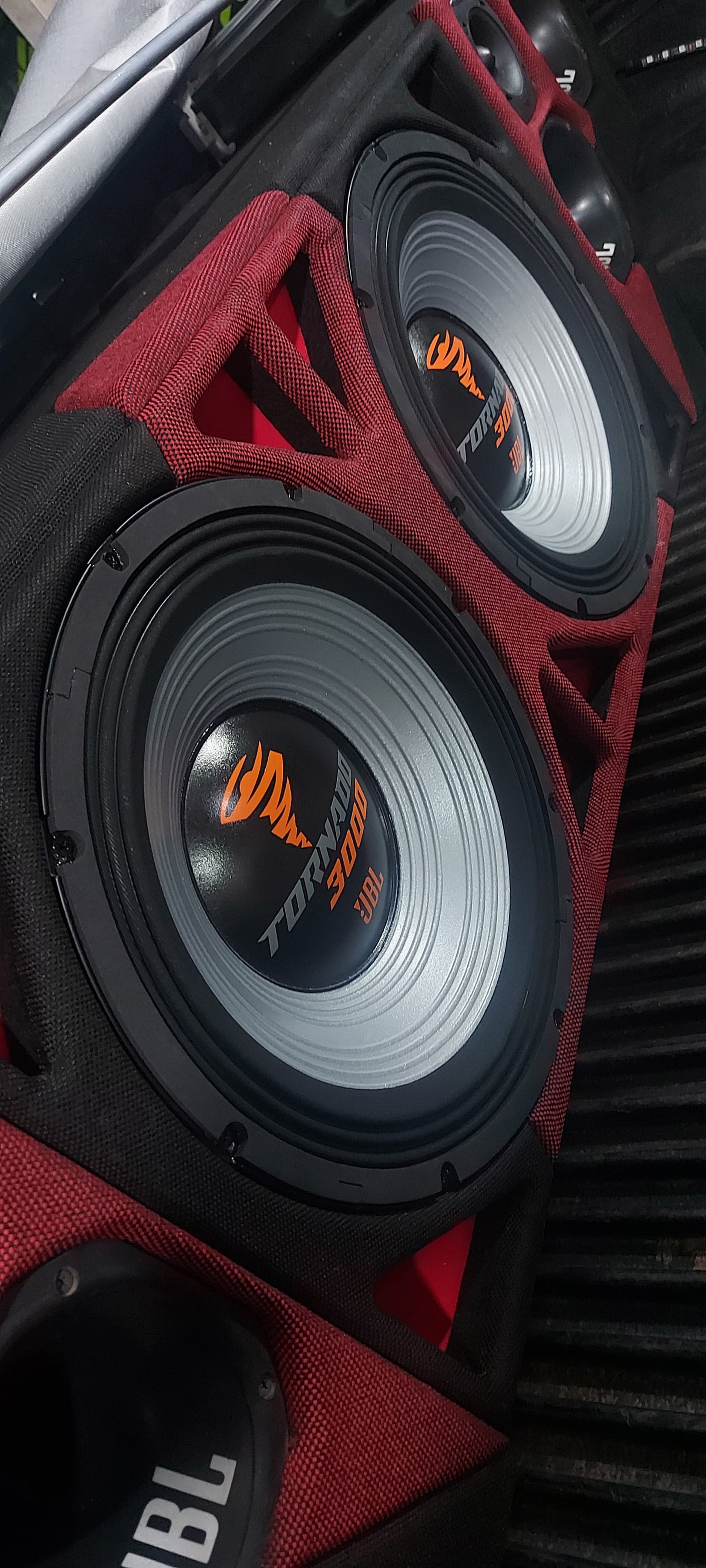 Equipo completo con subwoofer JBL TORNADO 3000 para PICK UP